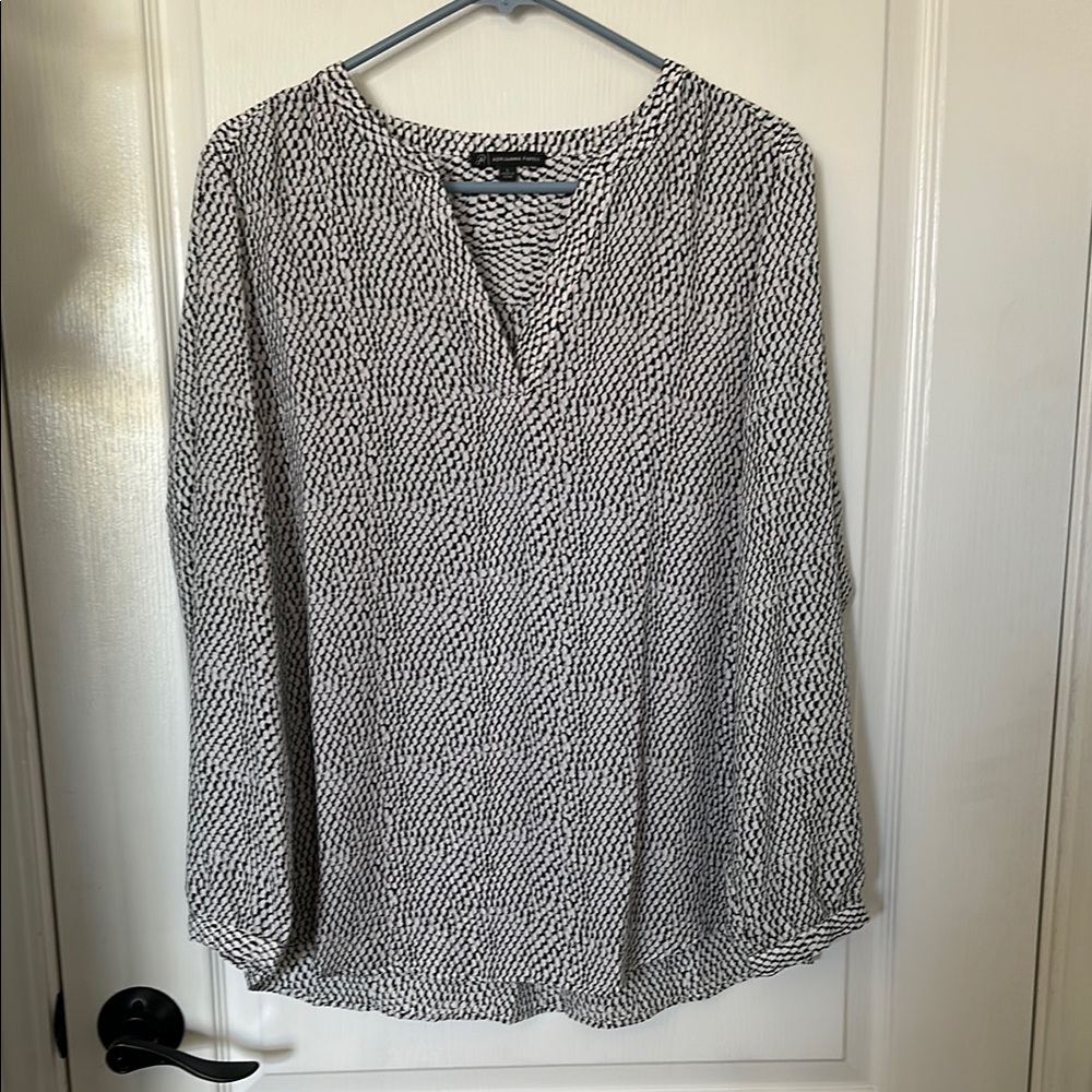 Women's Black and White Top